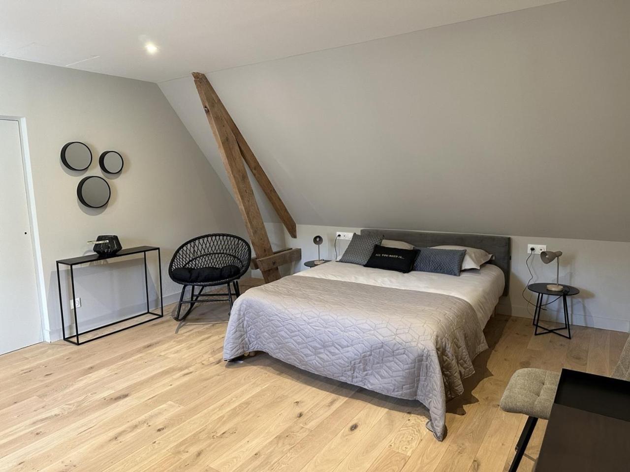 Les Suites Gueguen Chablis Rum bild