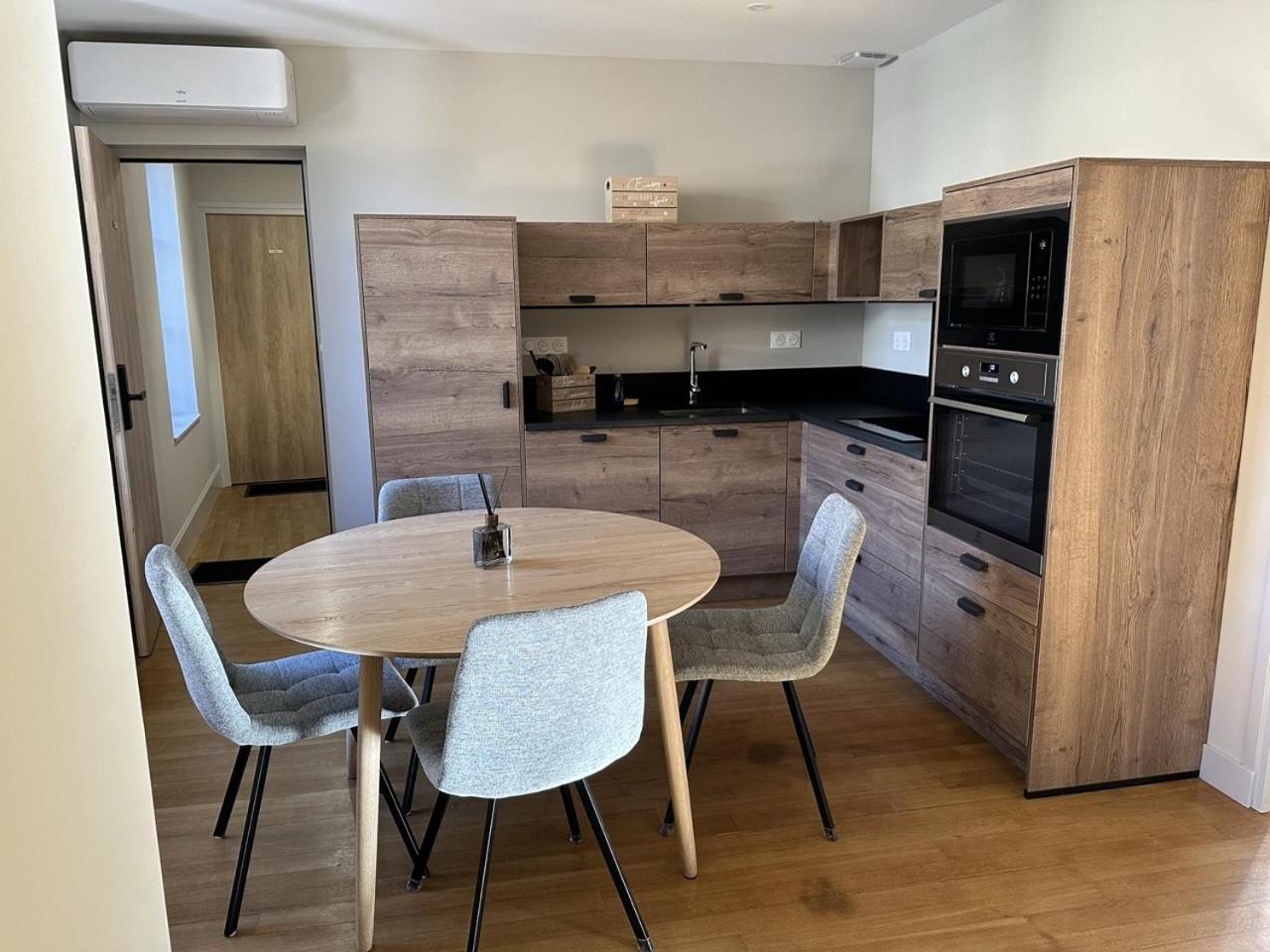 Les Suites Gueguen Chablis Rum bild
