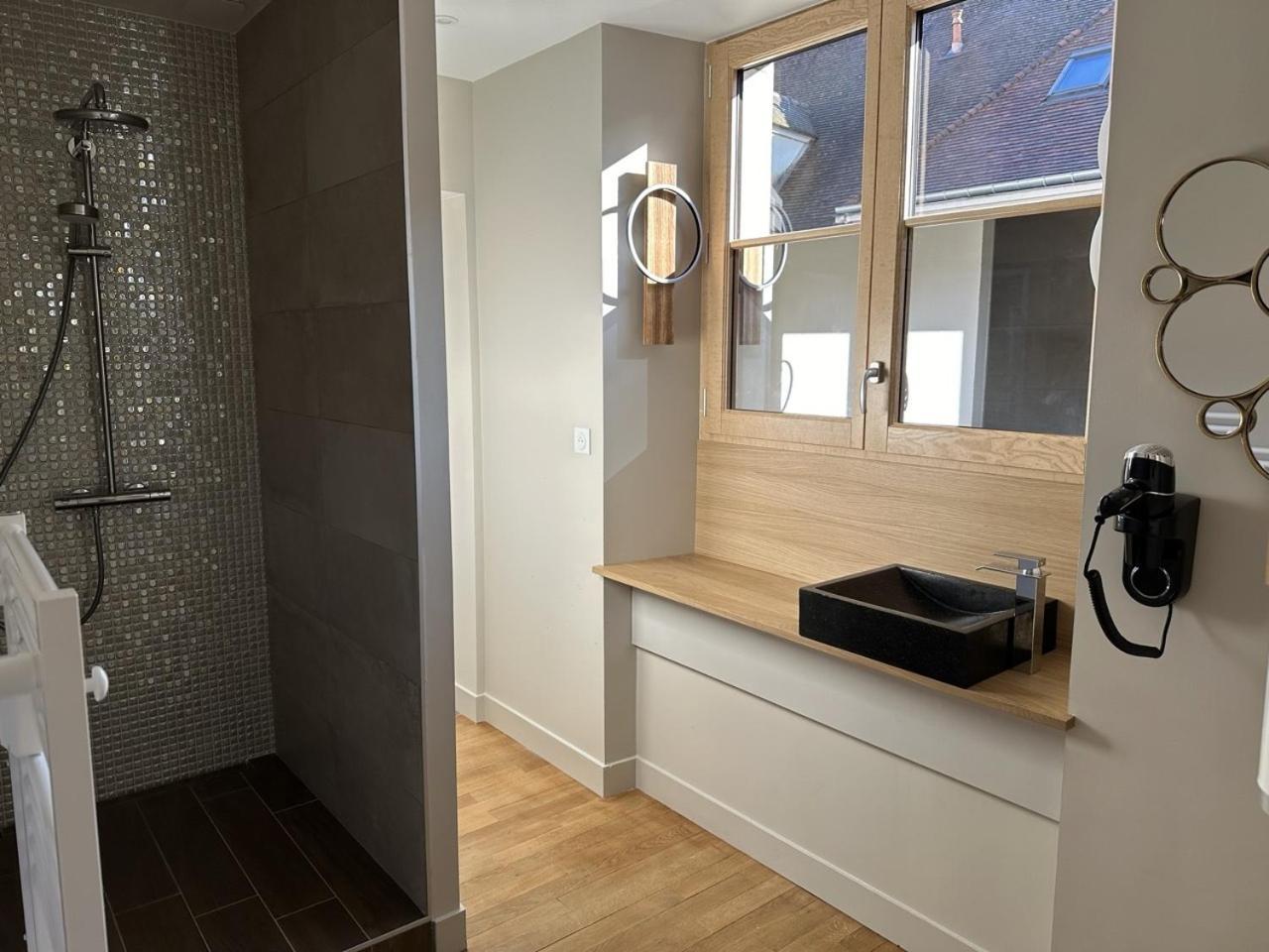 Les Suites Gueguen Chablis Rum bild