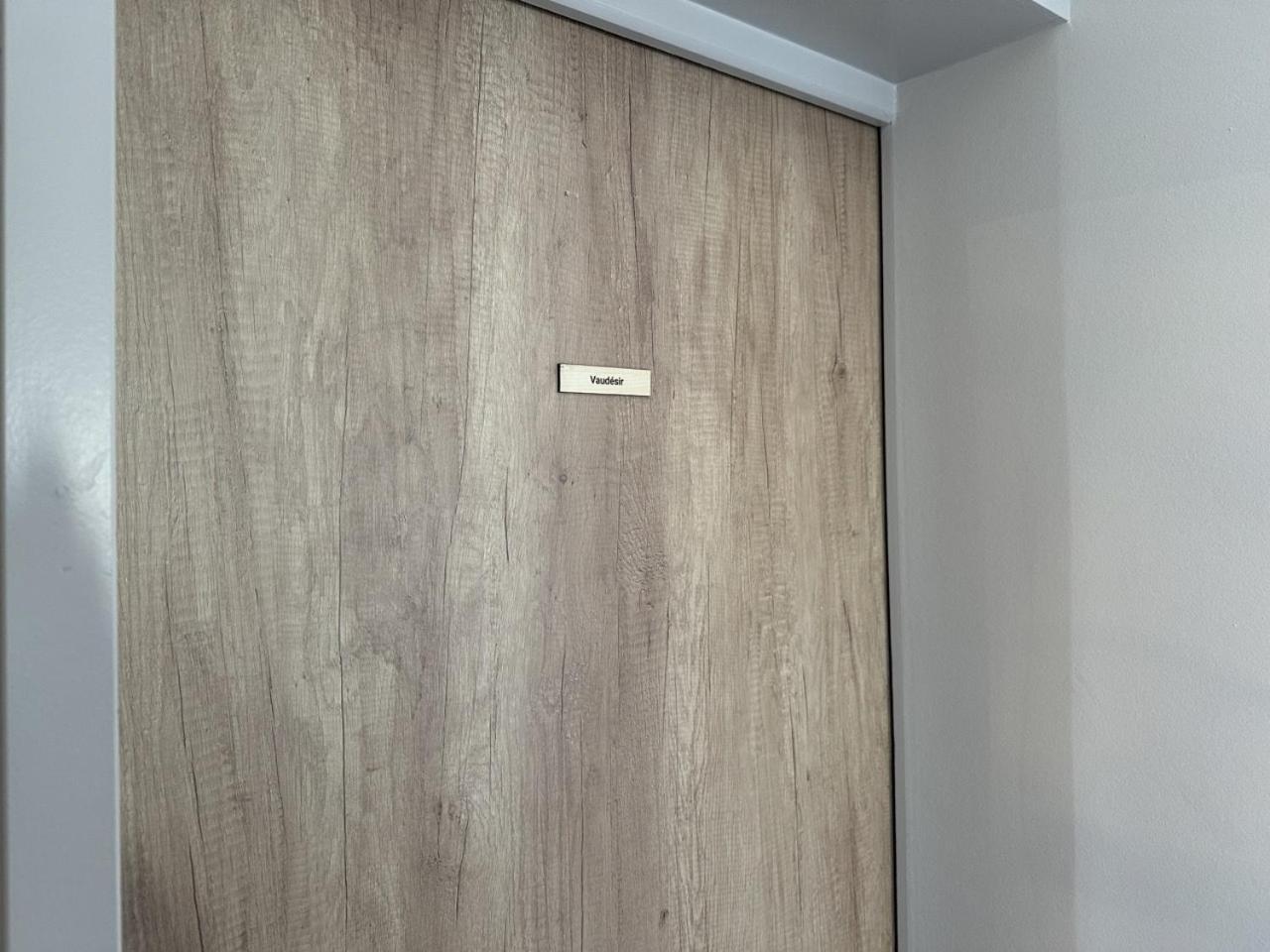 Les Suites Gueguen Chablis Rum bild