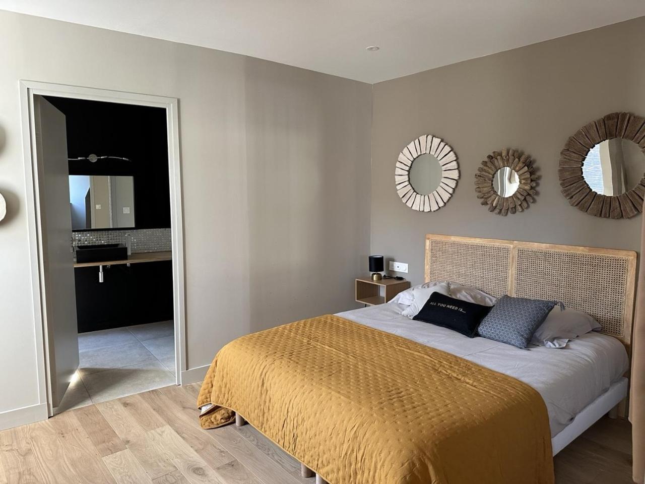 Les Suites Gueguen Chablis Rum bild