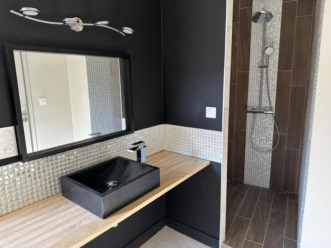 Les Suites Gueguen Chablis Rum bild